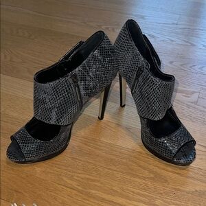 Calvin Klein Gray Snakeskin Print Peep-Toe Heels, Size 8.5M